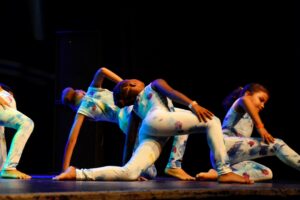 Jeunes danseurs en tenue tie-dye sur scene, Polform Espace Dd
